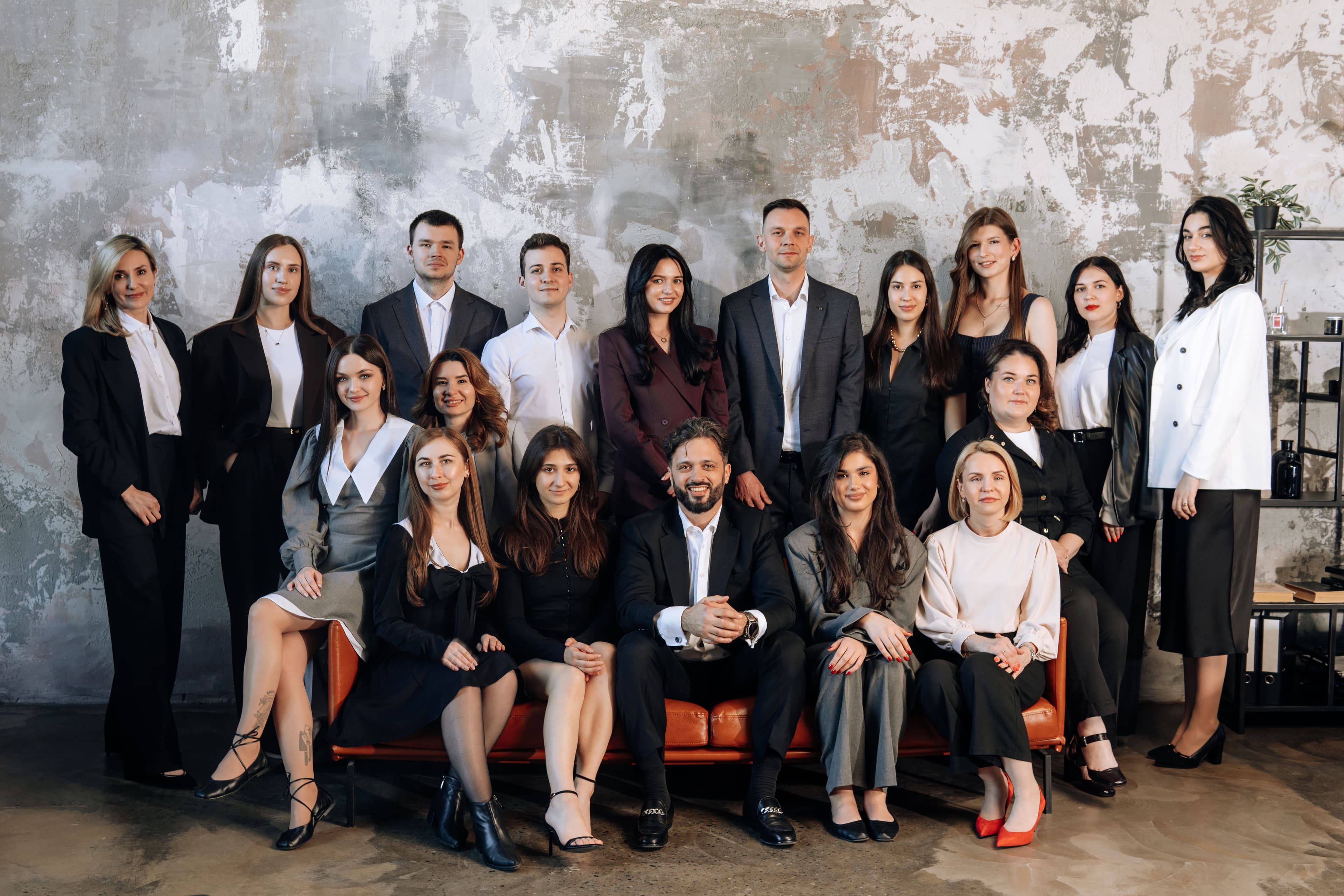 <p>О<br /><span style="color: #e5291b;">Gracers</span></p>