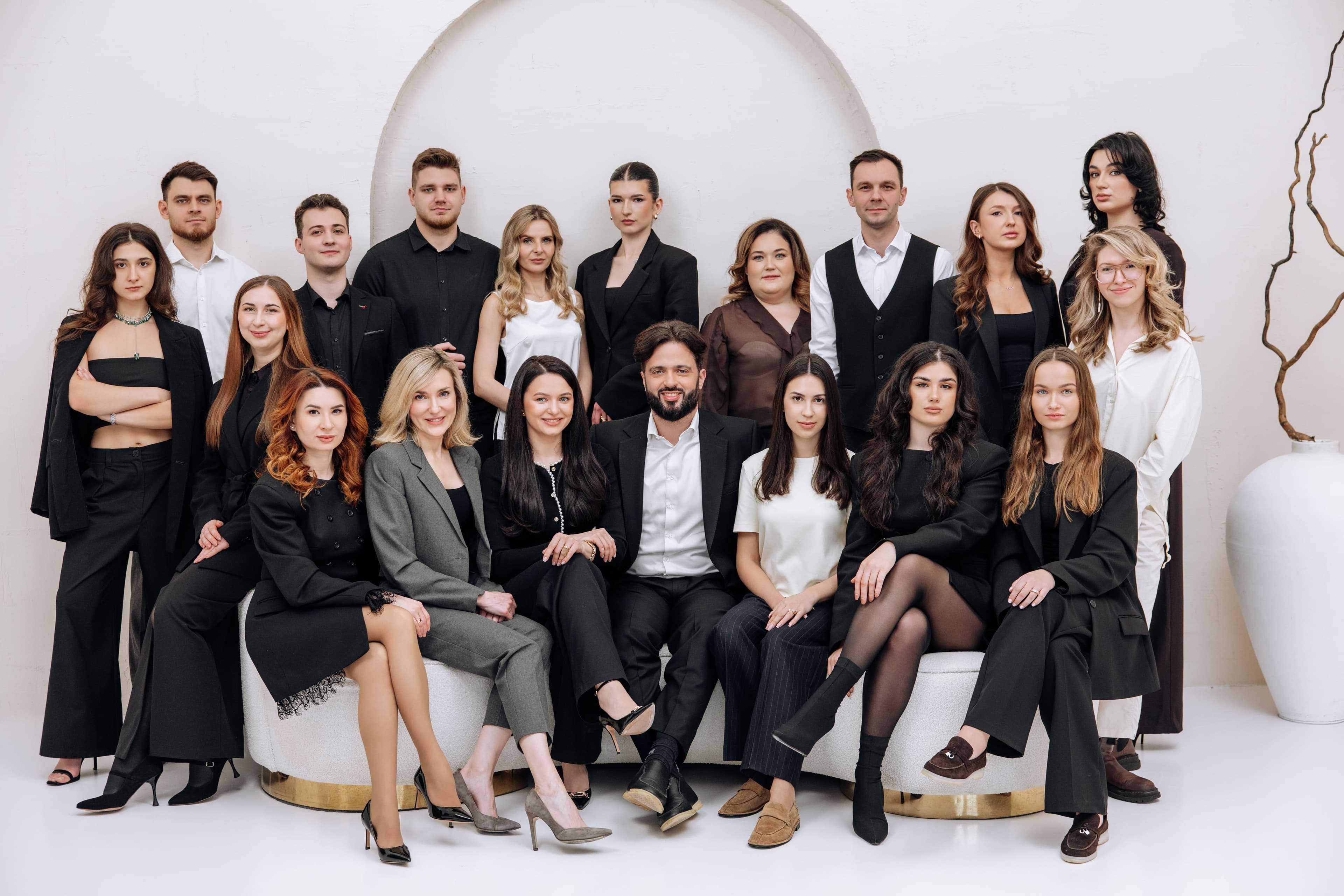 <p>Про<br /><span style="color: #e5291b;">Gracers</span></p>